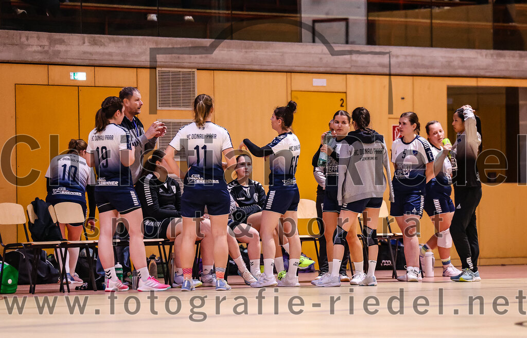 2024-11-24_054_SpVgg_Altenerding_gegen_HC_Donau-Paar_II | Erding, Deutschland, 24.11.2024:Handball, Bezirksoberliga Frauen Altbayern 2024 / 2024, 6. Spieltag, SpVgg Altenerding gegen HC Donau/Paar II, Endergebnis: 24:24Stephanie Lerailler (HC Donau/Paar, #10), Sandra Geßner (HC Donau/Paar, #19), Trainer Kurt Rothemund (HC Donau/Paar), Marina Wavrouschek (HC Donau/Paar, #11), Julia Fuchs (HC Donau/Paar, #66), Emely Otto (HC Donau/Paar, #8), Patricia Ceka (HC Donau/Paar, #5)Foto: Christian Riedel / fotografie-riedel.net
