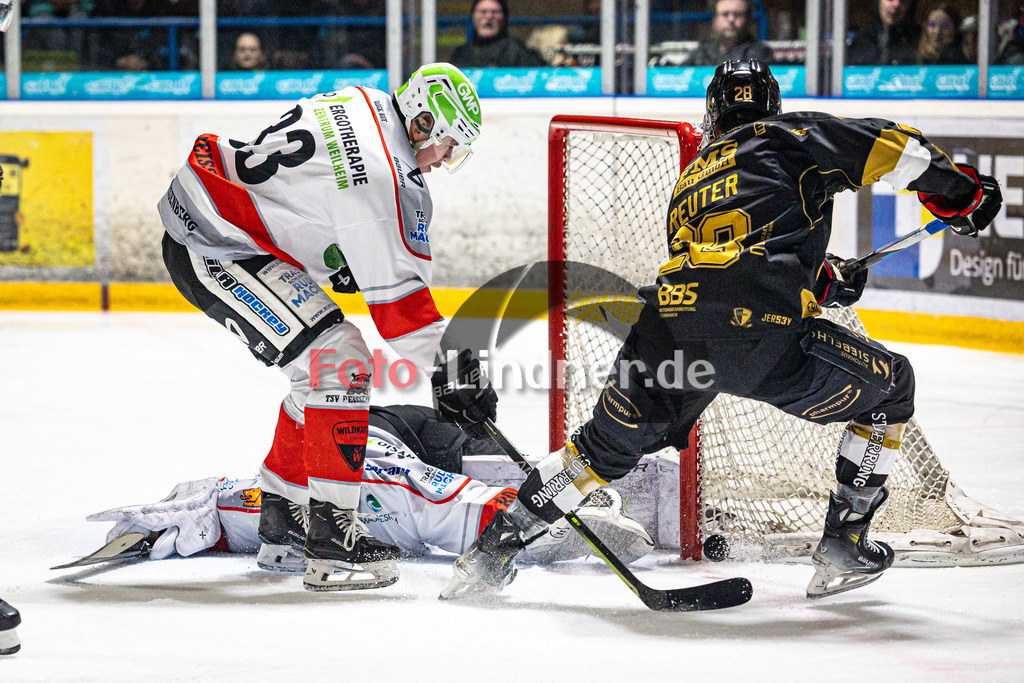 EHC Königsbrunn PINGUINE gegen TSV Peißenberg MINERS | Eishockey Bayernliga Herren Playoffs Viertelfinale 2024/25 - Spiel 1 von 7, EHC Königsbrunn PINGUINE gegen TSV Peißenberg MINERS, 20250207,Torchance Mika REUTER (EHC 28),2025-02-07 in Peißenberg (Eisstadion Peißenberg)Mika REUTER (EHC 28)Copyright: WolfgangxLindner foto-lindner.de