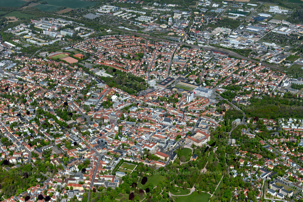 4026881 | WEIMAR 07.05.2020 Stadtgebiet mit Innenstadtbereich in Weimar im Bundesland Thüringen, Deutschland. Weiterführende Informationen bei: weimar GmbH. // Urban area with inner city area in Weimar in the state Thuringia, Germany. Further information at: weimar GmbH. Foto: Gerhard Launer