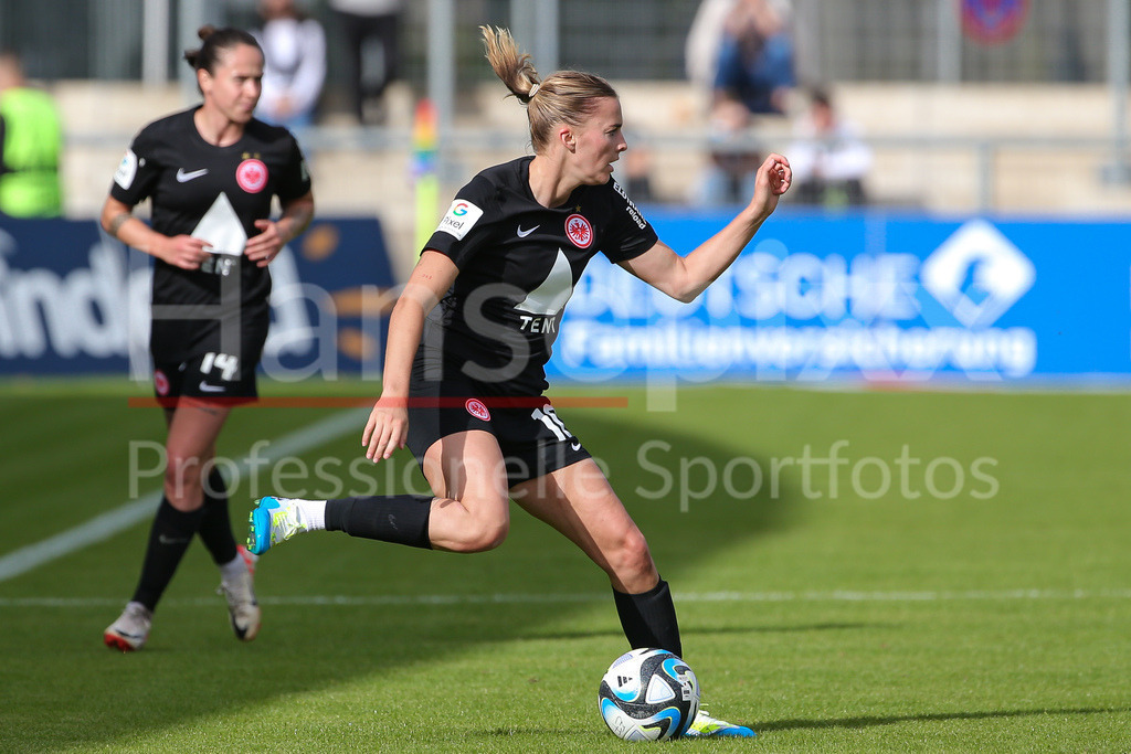 Fussball, Google Pixel Frauen-Bundesliga, Eintracht Frankfurt - RB Leipzig | v.li.: Laura Freigang (Eintracht Frankfurt, 10) am Ball, Einzelbild, Ganzkörper, Aktion, Action, Spielszene, DIE DFB-RICHTLINIEN UNTERSAGEN JEGLICHE NUTZUNG VON FOTOS ALS SEQUENZBILDER UND/ODER VIDEOÄHNLICHE FOTOSTRECKEN. DFB REGULATIONS PROHIBIT ANY USE OF PHOTOGRAPHS AS IMAGE SEQUENCES AND/OR QUASI-VIDEO.