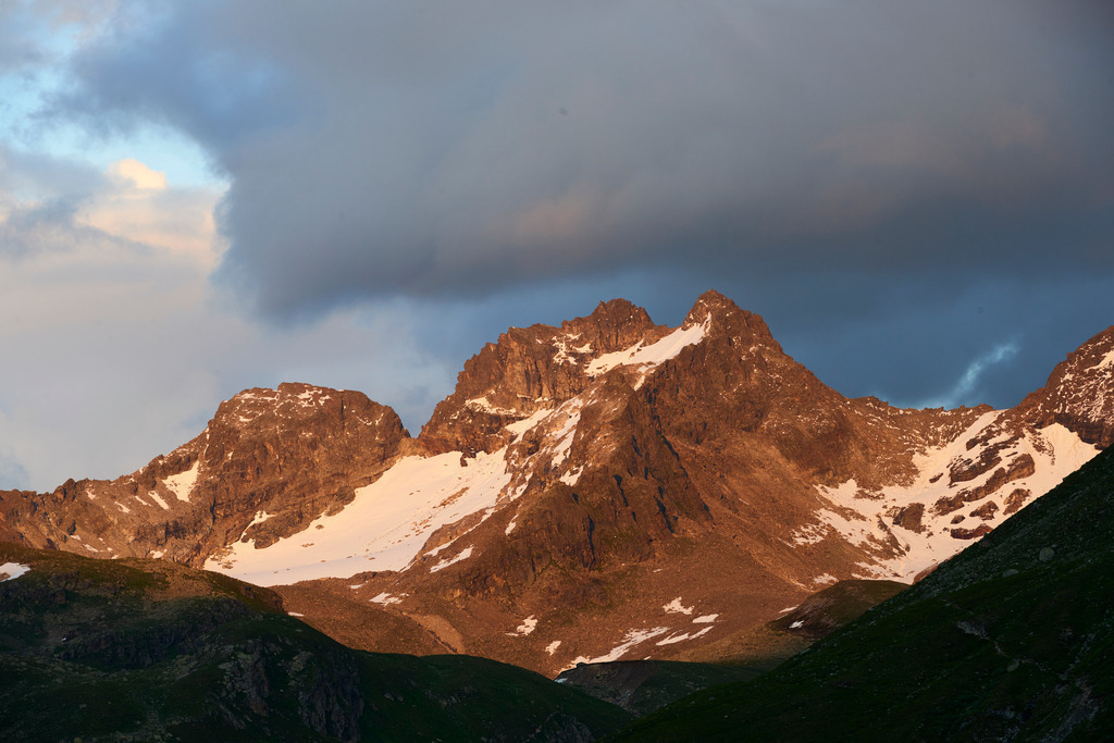 Berggipfel im Abendlicht | Silvretta, Austria - July 18, 2016: Berggipfel im Abendlicht. - Realisiert mit Pictrs.com
