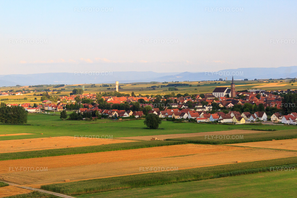 Aerial view: Rue de la Haute Vienne in Schleithal in the state Bas-Rhin, France. – Photo: IMG_59016.jpg taken on 08/04/2013 by Werner Riehm/FLY-FOTO.com – Resolution of the original: 4752 x 3168 px