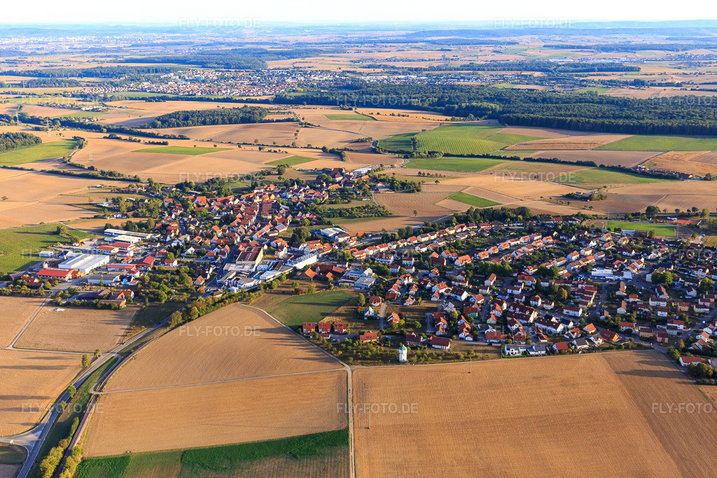 Luftbild: Ortsansicht im Kraichgau aus Norden in Siegelsbach im Bundesland Baden-Württemberg in Deutschland. Foto: IMG_111513.jpg vom 09.09.2018 durch Werner Riehm/FLY-FOTO.de