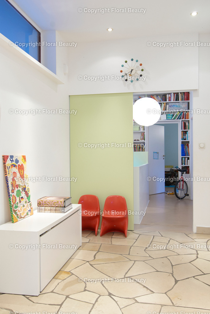 60er Jahre Bungalow | Der Architekt Klaus Schäfer hat 1961 dieses Bungalow in Berlin Dahlem am Rande des Grunewalds gebaut. Aufgrund der dicht stehenden Kiefern musste sich den Gegebenheiten angepasst werden und die Bäume in die Architektur integriert werden.
Bezeichnend für die 60er Jahre Architektur ist das Flachdach, alle Haupträume vornehmlich auf einer Ebene, der Bruchsteinboden, die großen Fensterfronten, die Verbindung von Innen-und Aussenräumen (großzügige Terrasse) durch Fortführung des Bodenbelags, eingebaute Schrankwände mit elfenbeinfarbenem Schleiflack. - Realisiert mit Pictrs.com