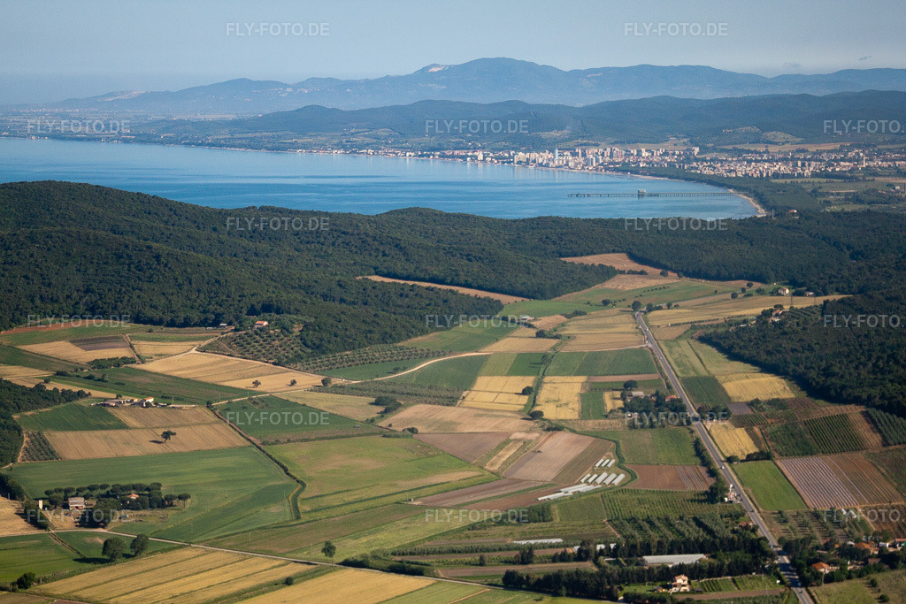 Luftbild: Ortsansicht in Pian d'Alma im Bundesland Toscana in Italien. – Foto: IMG_28265.jpg vom 01.06.2010 durch Werner Riehm/FLY-FOTO.de – Auflösung des Originals: 4752 x 3168 px