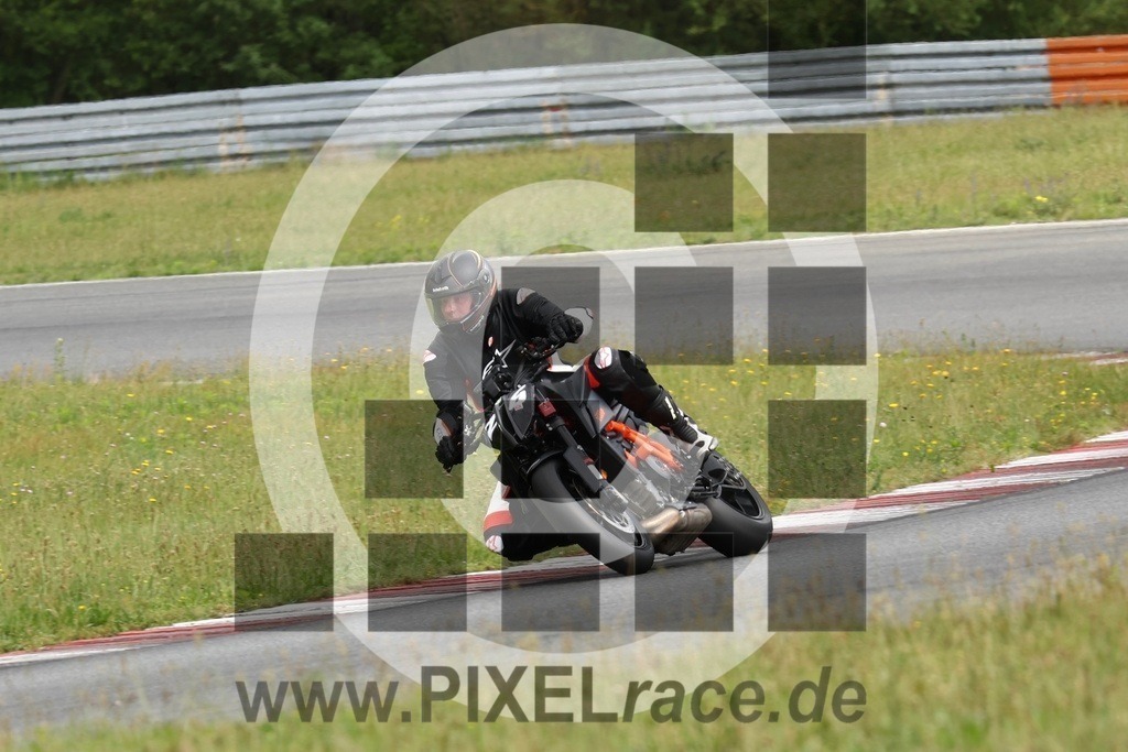 0026-20240604_35388 | Schöne Erinnerungen an spannende Momente - das festzuhalten ist unser Job. PIXELrace.de ist seit 2003 auf den Rennstrecken Europas unterwegs um die Action draußen beim Fahren und die wunderbare Stimmung imm Fahrerlager für euch einzufangen.