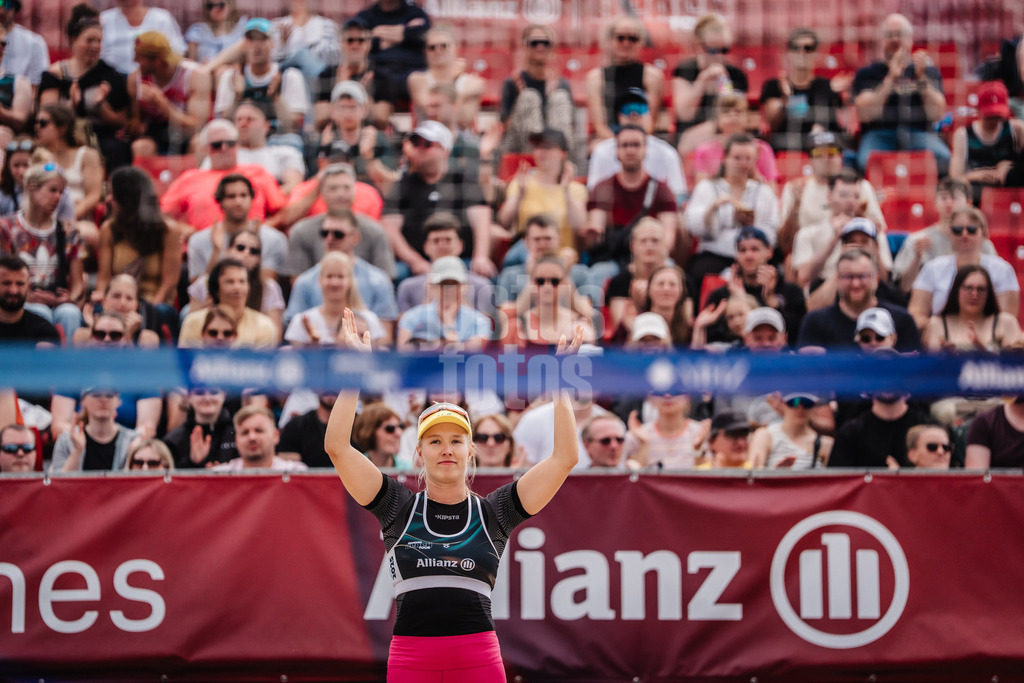 Beachvolleyball | Frauen | Allianz German Beach Tour 2025 | Tourstop Bremen | 15.06.2025 | Chenoa Christ beim Einlauf in die Arena