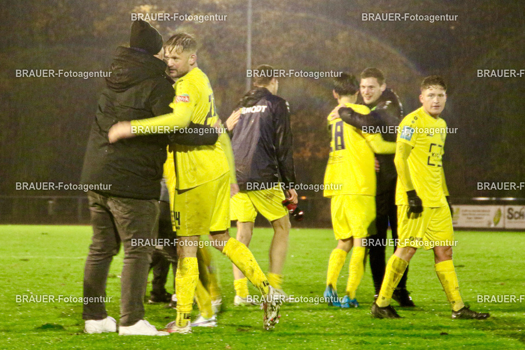 19.11.2025 SC St. Tönis - VfB Hilden | Tönisvorst, Deutschland, 20.11.2025: Die Mannschaft des SC St. Tönis jubelt über den Einzug ins Pokal Halbfinale nach dem Niederrheinpokal - Spiel zwischen SC St. Tönis und VfB Hilden am 20.11. 2025 im Tönisvorster YAYLA-Sportpark Jahn-Stadion in Tönisvorst, Deutschland. (Foto Ralph Görtz / Brauer-Fotoagentur)