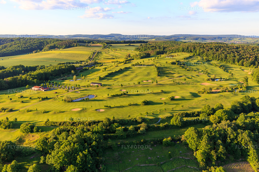 Luftbild: Golfplatz des Golfclub Haßberge e.V. im Ortsteil Steinbach in Ebelsbach im Bundesland Bayern in Deutschland. – Foto: IMG_100124.jpg vom 26.05.2017 durch Werner Riehm/FLY-FOTO.de – Auflösung des Originals: 5472 x 3648 px – Golfclub Haßberge | im Naturpark Haßberge. Golfen mit Panorama! Herrlich ruhig gelegen befindet sich zwischen Bamberg und Schweinfurt einer der schönsten und anspruchvollsten Golfplätze in der Region