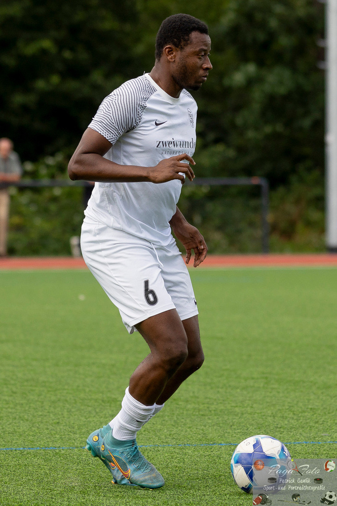 Testspiel: Spvgg. 03 Fechenheim - Türk Gücü Friedberg, 13.07.2024 | Ayew Moore (Spvgg. 03 Fechenheim #6) mit Ball, Freisteller, Portrait / Porträt, Spvgg. 03 Fechenheim - Türk Gücü Friedberg, Frankfurt am Main, Sportanlage Birsteiner Straße, 13.7.2024 - Realisiert mit Pictrs.com