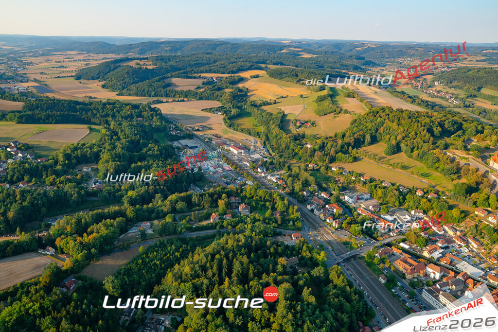 Die Luftbildaufnahme Schuetzenfest - Kronach wurde 2018 mittels Flugzeug (keine Drohne) erstellt. Perfekte Schärfe und Druck- Auflösung- Garantiert!