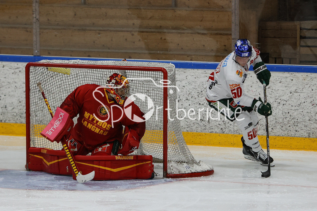 SC Langnau Tigers - Augsburger Panther | Alexander OBLINGER (AEV #50) prueft in dieser Szene den Torhueter der SCL Tigers Stephane CHARLIN (SCL #38)