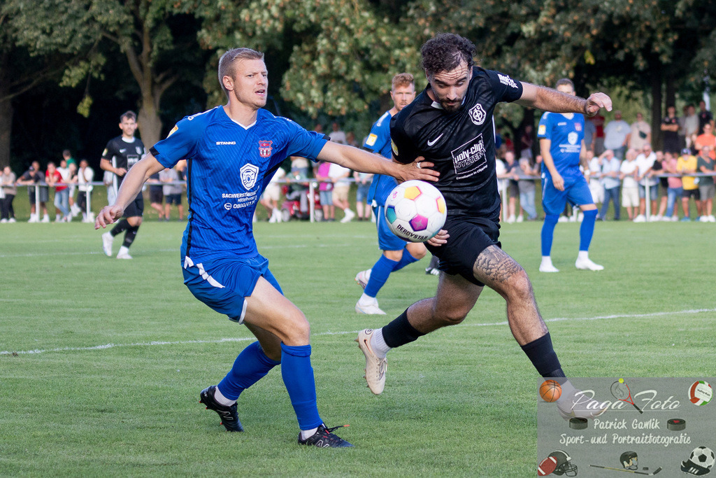 Hessenliga: Türk Gücü Friedberg - FC Eddersheim, 09.08.2024 | Maik Vetter (Türk Gücü Friedberg #18) &amp; Ivan Dujmovic (FC Eddersheim #15) im Kampf um den Ball, Türk Gücü Friedberg - FC Eddersheim, Friedberg, Städtischer Sportplatz, 9.8.2024 - Realisiert mit Pictrs.com