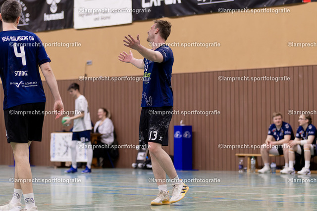 Handball I Herren I Saison 2025-2026 I SHSE Manfred-Frank-Pokal I Viertelfinale I HSG Kalkberg 06 II - HSG Kalkberg 06 135 | Til Nikolai Stölting (13, HSG Kalkberg 06) - Realisiert mit Pictrs.com
