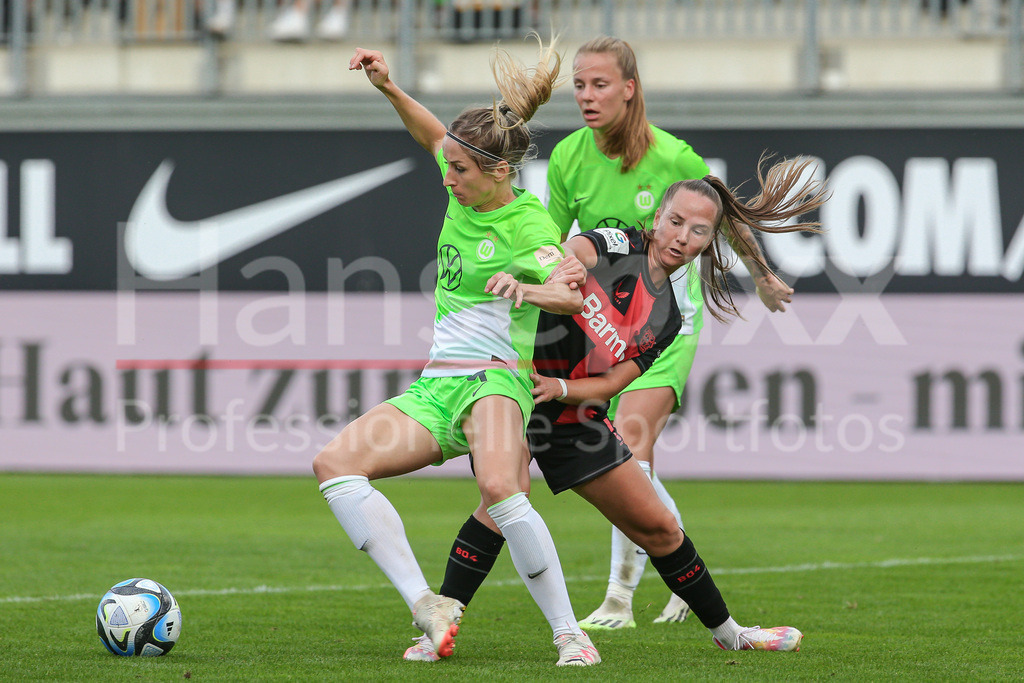 Fussball, Google Pixel Frauen-Bundesliga, VfL Wolfsburg - Bayer 04 Leverkusen | v.li.: Kathrin Hendrich (Kathy, VfL Wolfsburg, 4) und Eva van Deursen (Bayer 04 Leverkusen, 15) im Zweikampf, Duell, Dynamik, Aktion, Action, Spielszene, DIE DFB-RICHTLINIEN UNTERSAGEN JEGLICHE NUTZUNG VON FOTOS ALS SEQUENZBILDER UND/ODER VIDEOÄHNLICHE FOTOSTRECKEN. DFB REGULATIONS PROHIBIT ANY USE OF PHOTOGRAPHS AS IMAGE SEQUENCES AND/OR QUASI-VIDEO.