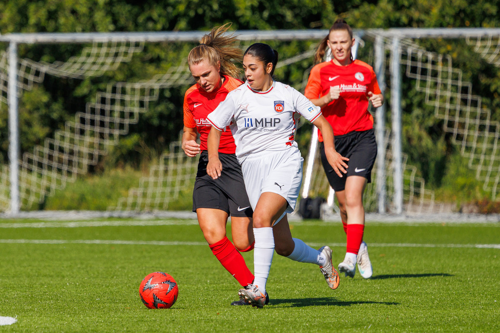 FCHHÜT_251003_3590 | 1.FC Heidenheim 1846 II vs. TSV Hüttlingen, Fußball, Frauen, Bezirkspokal, 2025/2026, 1.Runde, 03.10.2025 in Mergelstetten, Sportplatz 2(Foto: Michael Bulling) - Realisiert mit Pictrs.com