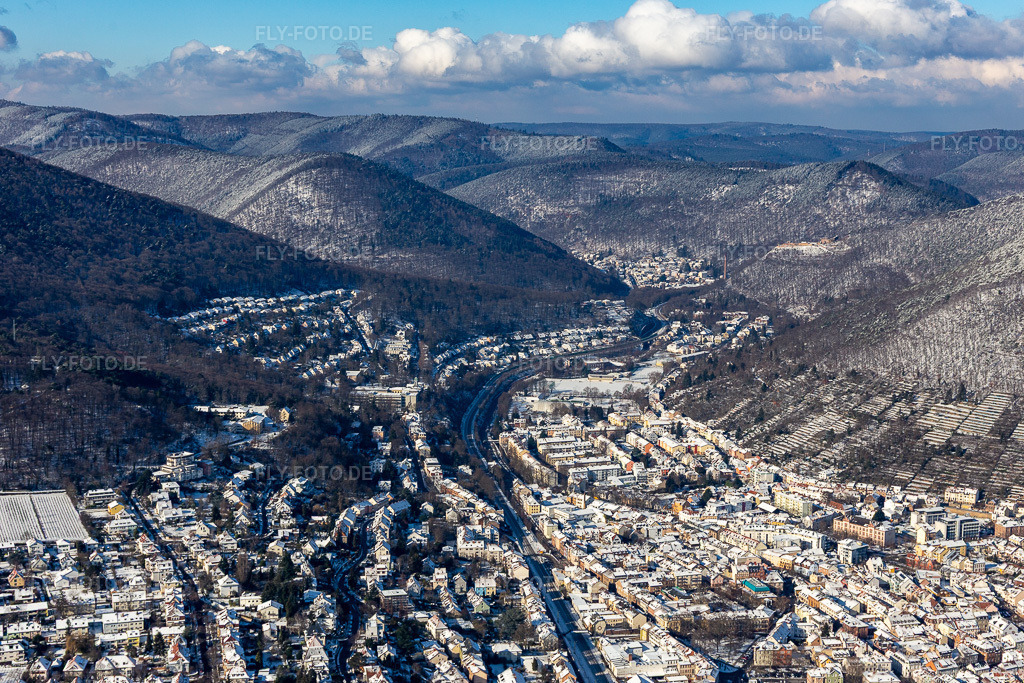 Luftbild: Winterluftbild im Schnee Speyerbachtal Richtung Schöntal in Neustadt an der Weinstraße im Bundesland Rheinland-Pfalz in Deutschland. Foto: IMG_124634.jpg vom 11.02.2021 durch Werner Riehm/FLY-FOTO.de