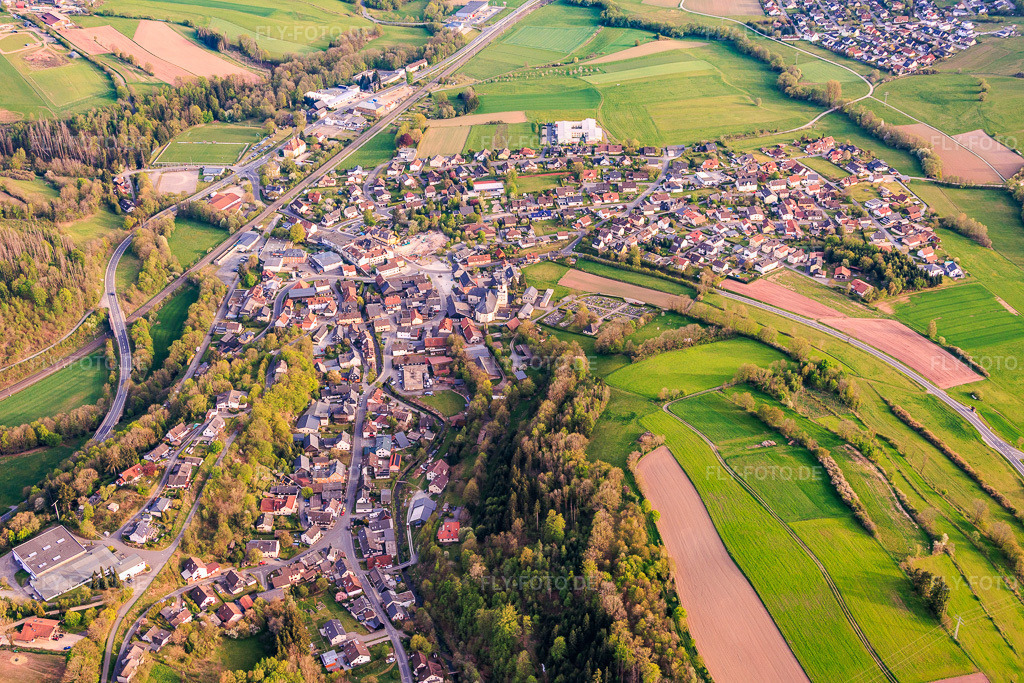 Luftbild: Ortsansicht aus Norden im Ortsteil Rothenkirchen in Pressig im Bundesland Bayern in Deutschland.Foto: IMG_155900.jpg vom 02.05.2026 durch Werner Riehm/FLY-FOTO.deAuflösung des Originals: 6000 x 4000 px