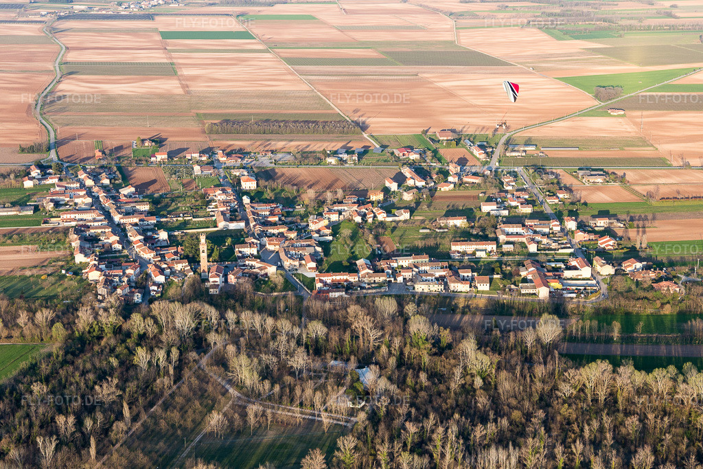 Luftbild: Ortsansicht in Turrida im Bundesland Friaul-Julisch Venetien in Italien. Foto: IMG_105579.jpg vom 07.04.2018 durch Werner Riehm/FLY-FOTO.de