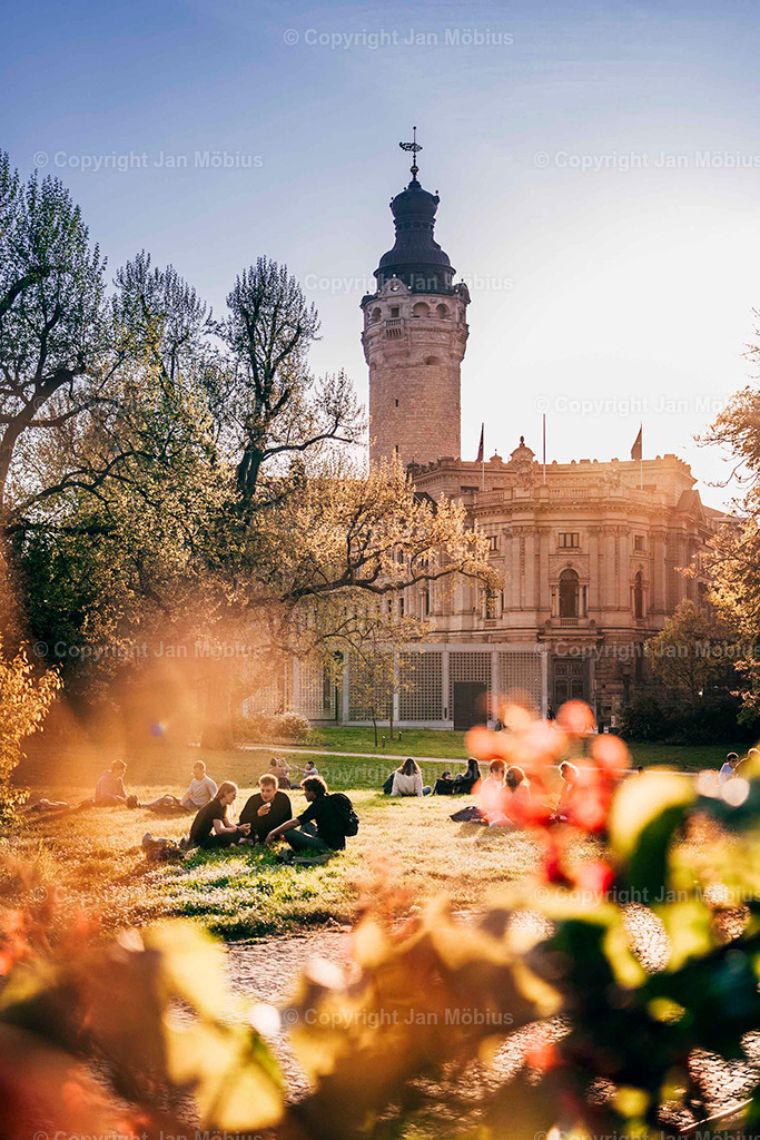 Neue Rathaus Leipzig | Das Neue Rathaus Leipzig beeindruckt mit monumentaler Architektur, historischem Flair und zentraler Lage. Es zählt zu den markantesten Wahrzeichen der Stadt und ist ein beliebter Fotospot - Realisiert mit Pictrs.com