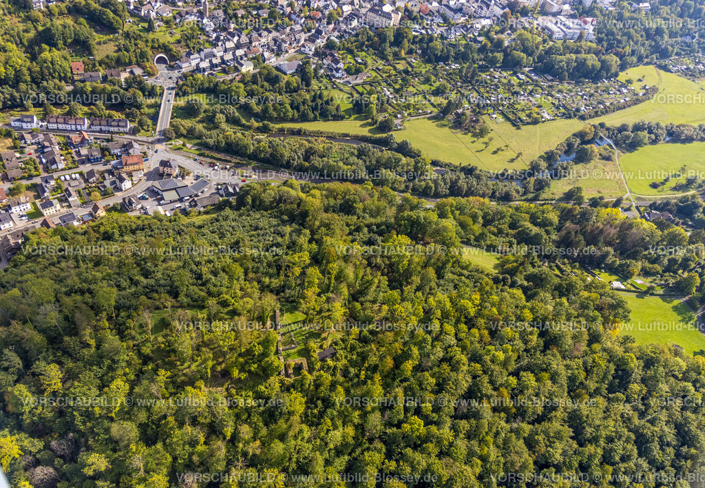 Arnsberg220903396 | Luftbild, Burgruine Rüdenburg im Waldgebiet, Arnsberg, Sauerland, Nordrhein-Westfalen, Deutschland