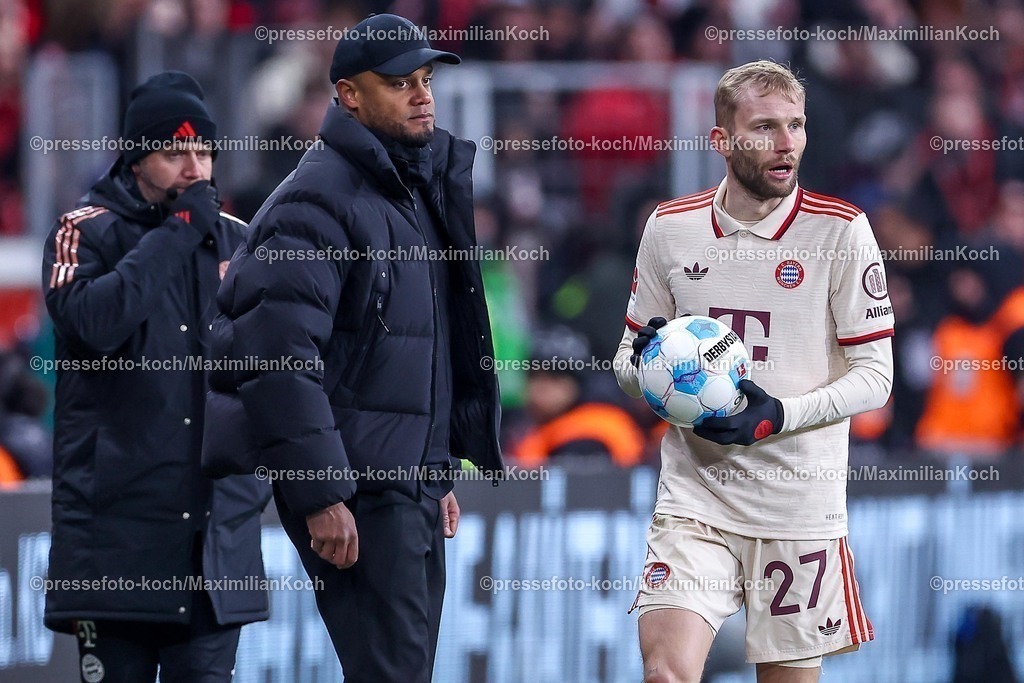 Lev15022501279 | 15.02.2025, Fußball, Bayer 04 Leverkusen - FC Bayern München, 1. Fußball Bundesliga, 22. Spieltag, BayArena, Saison 2024 2025: Trainer Vincent Kompany (Cheftrainer FC Bayern) neben Konrad Laimer (FC Bayern #27)DFB regulations prohibit any use of photographs as image sequences and or quasi-video.
