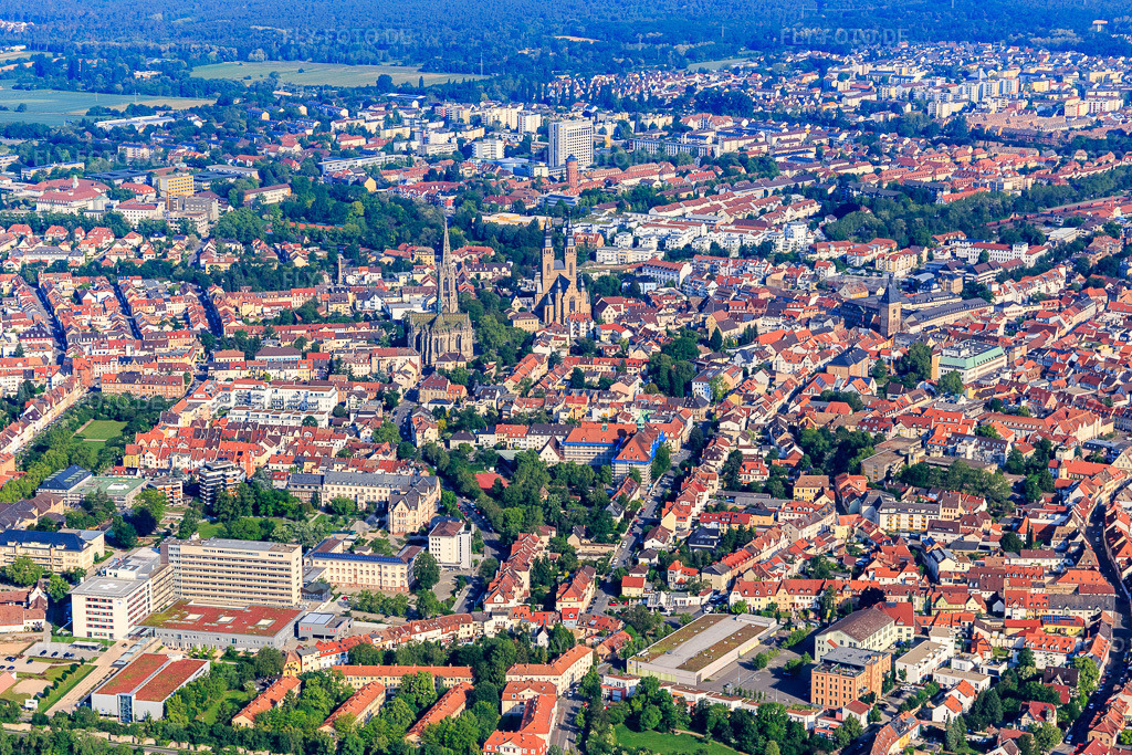 Statdtansicht von Süden mit Diakonissen-Stiftungs-Krankenhaus Speyer und Kirchen St. Joseph und Gedächtniskirche der Protestation http://www.diakonissen.de/krankenhaeuser/diakonissen-stiftungs-krankenhaus-speyer/home.html http://www.gedaechtniskirche | Luftbild: Statdtansicht von Süden mit Diakonissen-Stiftungs-Krankenhaus Speyer und Kirchen St. Joseph und Gedächtniskirche der Protestation http://www.diakonissen.de/krankenhaeuser/diakonissen-stiftungs-krankenhaus-speyer/home.html http://www.gedaechtniskirchengemeinde.de/ in Speyer im Bundesland Rheinland-Pfalz in Deutschland. Foto: IMG_114250.jpg vom 26.05.2019 durch Werner Riehm/FLY-FOTO.de - Realisiert mit Pictrs.com