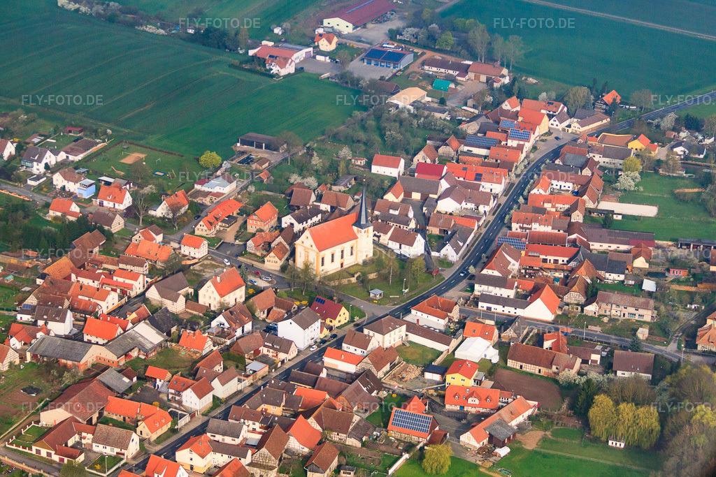 Luftbild: St. Johannes der Täufer und St. Aquilin im Ortsteil Untereßfeld in Bad Königshofen im Grabfeld im Bundesland Bayern in Deutschland. Foto: IMG_64183.jpg vom 06.04.2014 durch Werner Riehm/FLY-FOTO.dePfarreiengemeinschaft St. Martin