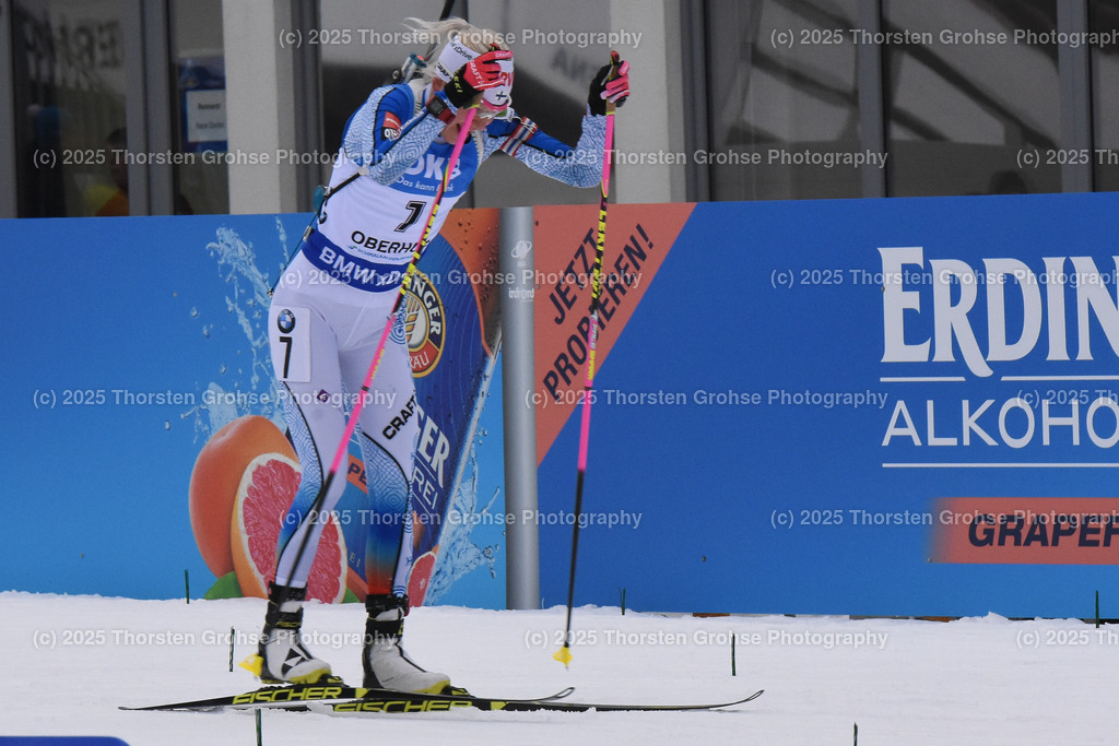 IBU WC Biathlon Oberhof 2018 | MAKARAINEN Kaisa (FIN) auf dem Weg ins Ziel; IBU WC Biathlon Oberhof 2018, 7.5 km Sprint Frauen am 04.01.2018 in der DKB Ski Arena in Oberhof, (Deutschland) - Realisiert mit Pictrs.com