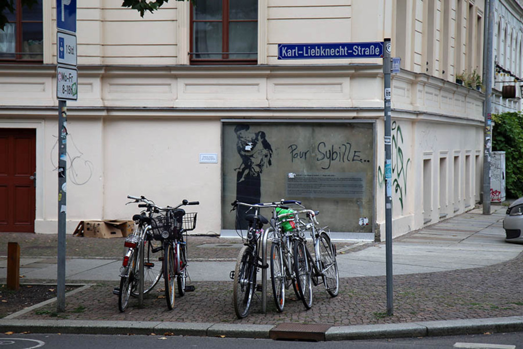 Foto: Leipzig - Madonna mit Kind - Graffito - Pour Sybille | Das Team hinter BILDLEXIKON LEIPZIG bündelt historische wie aktuelle Informationen über die Stadt Leipzig in Text und Bild auf einer Plattform und stellt diese der interessierten Öffentlichkeit zur Verfügung.