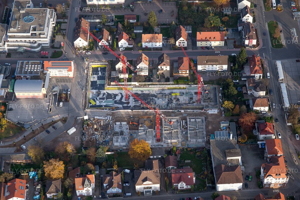 Luftbild: Gebäude- Ensemble- Baustellen zum Neubau eines Stadtquartiers 'Im Stadtkern' in Kandel im Bundesland Rheinland-Pfalz in Deutschland. Foto: IMG_085225.jpg vom 08.11.2015 durch Werner Riehm/FLY-FOTO.de