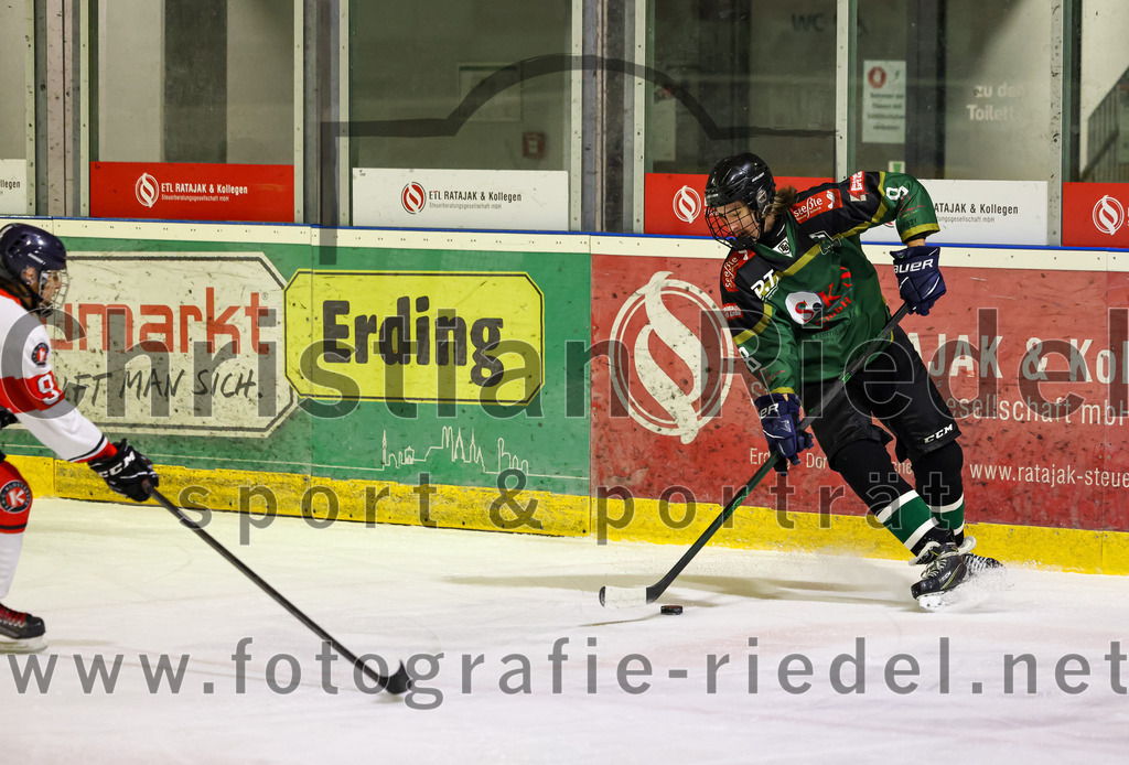 2022-12-04_111_TSV_Erding_gegen_EHC_Klostersee | Erding, Deutschland, 04.12.2022:
Eishockey, Bayernliga U17 2022 / 2023, 11. Spieltag, TSV Erding gegen EHC Klostersee, Endergebnis: 3:5

Martin Vitek (Erding Gladiators, #8)

Foto: Christian Riedel / fotografie-riedel.net
