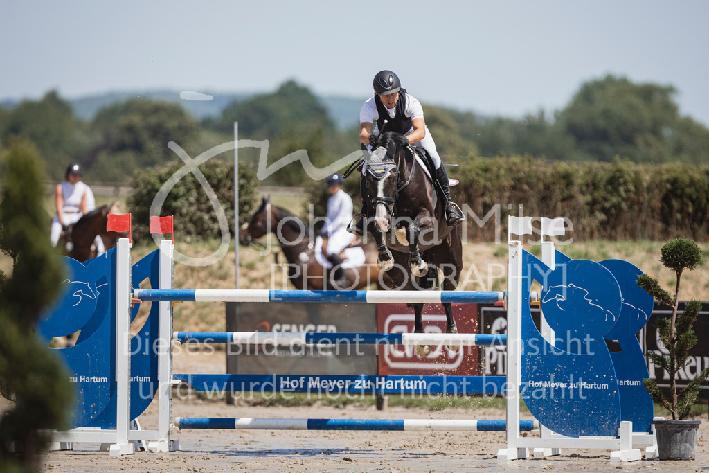 240629_LüPfSpTa_Youngster-S-114 | Deine schönsten Turniermomente als professionelle Fotos! Entdecke hochwertige Pferdesport-Fotografie im Online-Shop. Jetzt Fotos finden & bestellen!