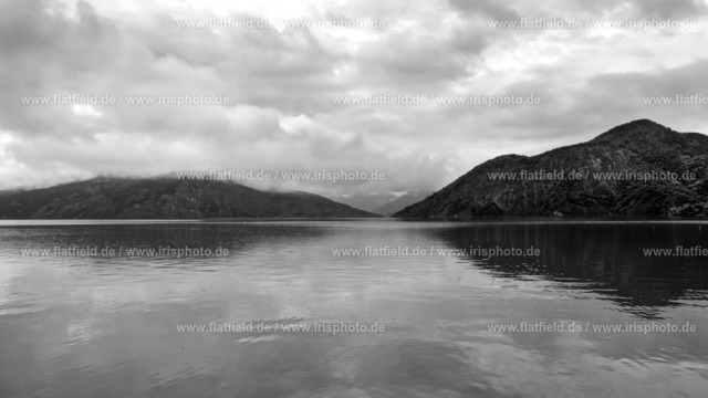Lac de Serre Poncon 10 | Landschaftsfoto schwarz weiß des Lac de Serre Poncon in der Provence