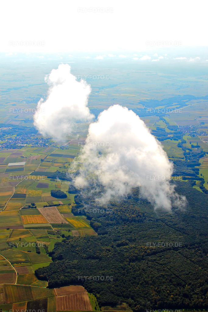 Luftbild: Wald Le Pfeiferberg unter Wolken in Rott im Bundesland Bas-Rhin in Frankreich. – Foto: IMG_21021.jpg vom 06.09.2009 durch Werner Riehm/FLY-FOTO.de – Auflösung des Originals: 3168 x 4752 px