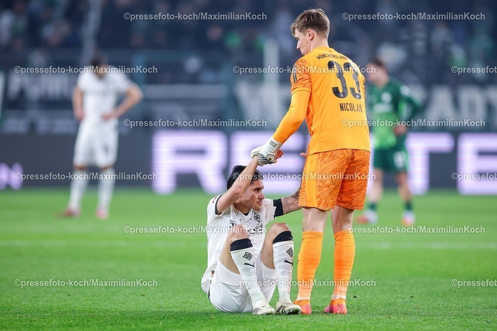 BMG13122501076 | 13.12.2025, Fußball, Borussia Mönchengladbach - VfL Wolfsburg, 1. Fußball Bundesliga, 14.Spieltag, Borussia-Park, Saison 2025 2026: Enttäuschte Gesichter nach der 1:3 Niederlage für Gladbach. Kevin Diks&nbsp;(Borussia Mönchengladbach #04) und Torwart Moritz Nicolas&nbsp;(Borussia Mönchengladbach #33) stehen enttäöuscht auf dem Spielfeld. Enttäuschung  DFB regulations prohibit any use of photographs as image sequences and or quasi-video.