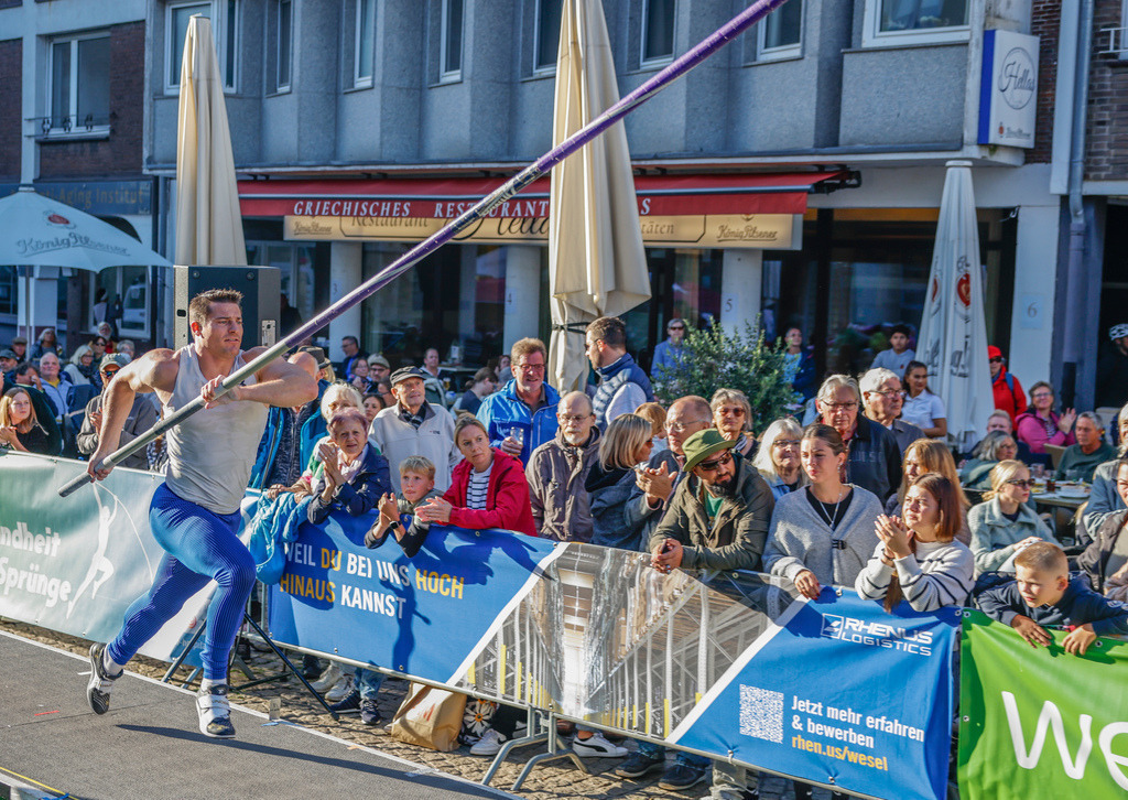 top-top.de 240913-136 | Foto, Video, Fotografie, Videografie, Fotobox, DJ, Discjockey, Musik, Musikbox, Veranstaltung, Photobooth, Amazon, Ebay, Buchtipp, Bestseller, Autor, Verlag, Buch, Wesel, Hamminkeln, NRW, Dinslaken, Rees, Drohne, Hochzeit, Party, Fotobox, Wesel, Fotograf