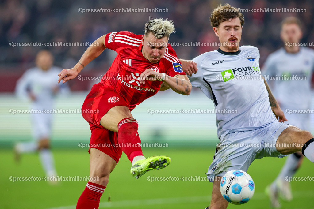 Due09112401042 | 09.11.2024, Fußball, Fortuna Düsseldorf - SC Paderborn 07, 2. Bundesliga, Merkur Spiel-Arena, Saison 2024 2025: Zweikampf zwischen Felix Klaus (Fortuna Düsseldorf #11) und Calvin Brackelmann (Paderborn #4)DFB regulations prohibit any use of photographs as image sequences and or quasi-video.