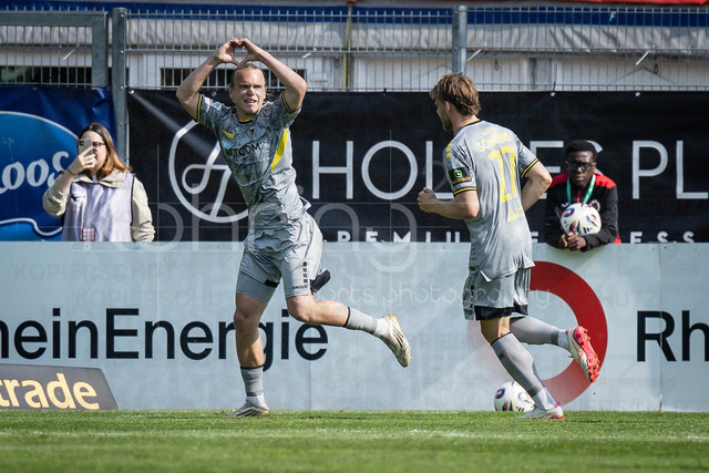 German 3rd Division, Viktoria Koeln vs. Alemannia Aachen, 10.05.2026 | KOELN, GERMANY - MAY 10, 2026:  Lars Gindorf (Alemannia Aachen, 23) celebrates scoring his team's second goal with teammates during the 3rd division match on gameday 37 between Viktoria Koeln vs. Alemannia Aachen at the Sportpark Hoehenberg on May 10, 2026 in Koeln, Germany. DFL REGULATIONS PROHIBIT ANY USE OF PHOTOGRAPHS AS IMAGE SEQUENCES AND/OR QUASI-VIDEO.