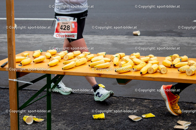 AUT, Leichthatletik, 23. Oberbank Linz Donau Marathon 2024 | 13.04.2025, LINZ, AUT, Leichtathletik, 23. Oberbank Linz Donau Marathon 2025, im Bild Marathon, Bananen, Essen, Labstelle