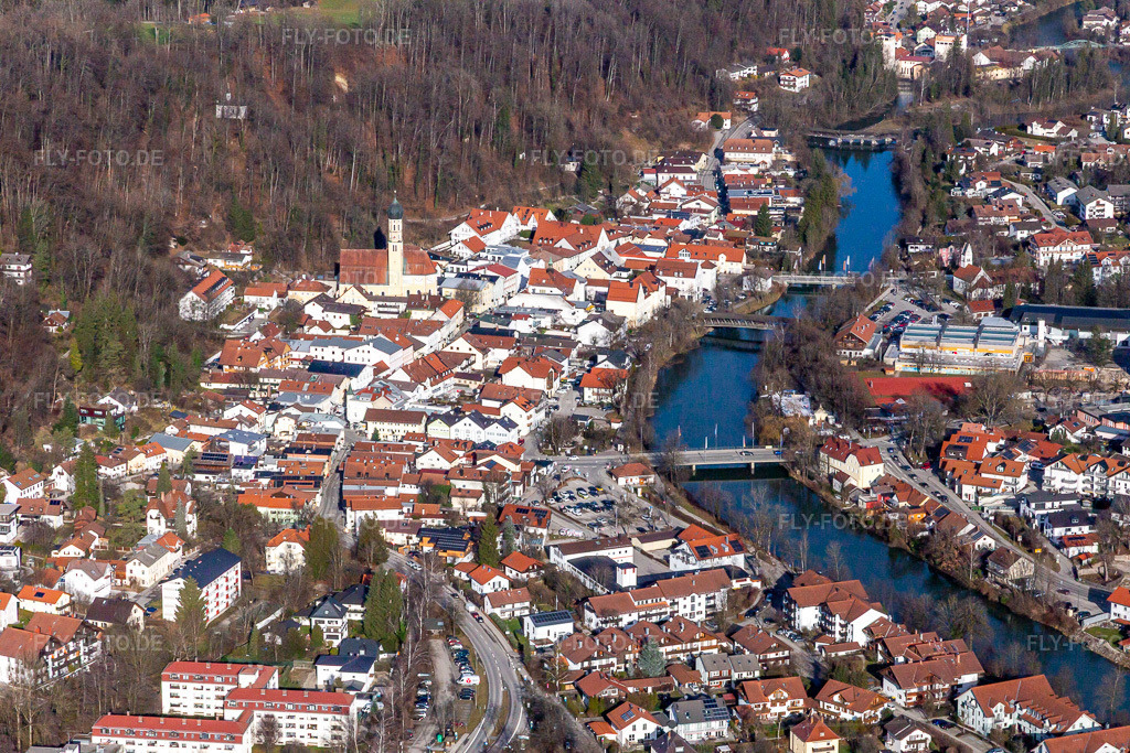 Luftbild: Altstadt an der Loisach in Wolfratshausen im Bundesland Bayern in Deutschland. Foto: IMG_139503.jpg vom 27.12.2023 durch Werner Riehm/FLY-FOTO.de