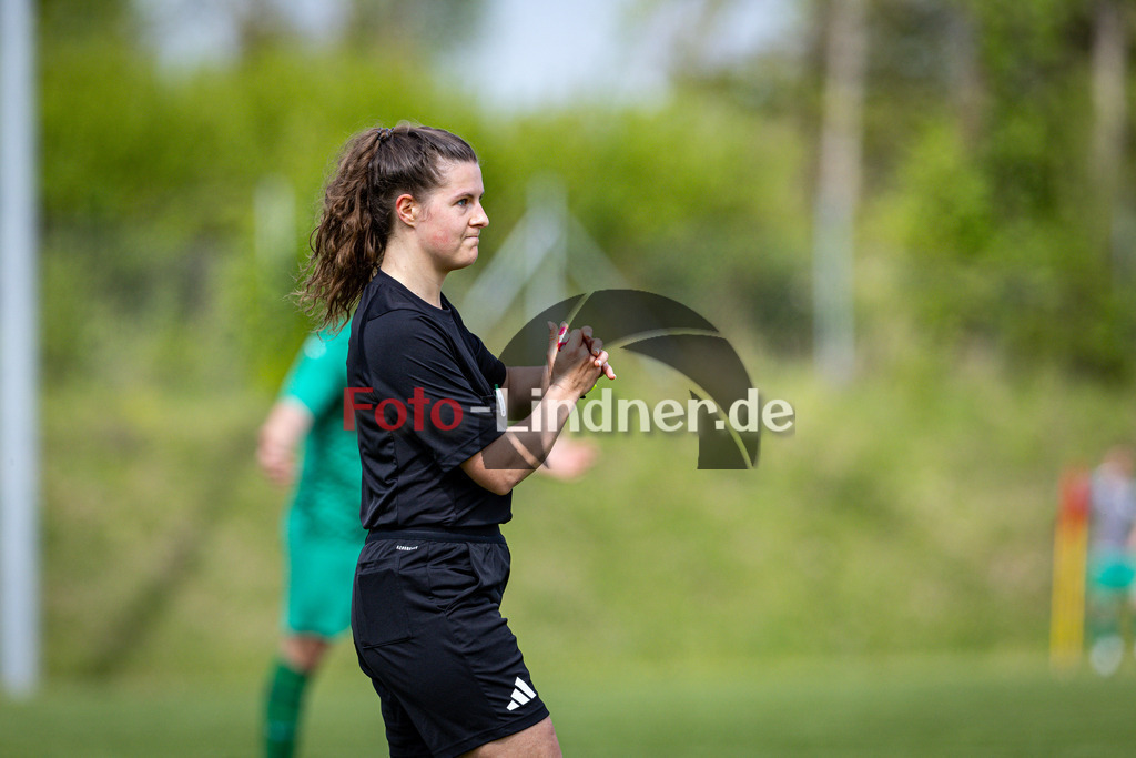 ASV Eglfing gegen SV Haunshofen | Fußball Kreisklasse Herren Oberbayern Zugspitze Gruppe 3 2025/26, ASV Eglfing gegen SV Haunshofen, 20250427,,2025-04-27 in Eglfing (Sportanlage Eglfing), SchiedsrichterinCopyright: WolfgangxLindner www.foto-lindner.de