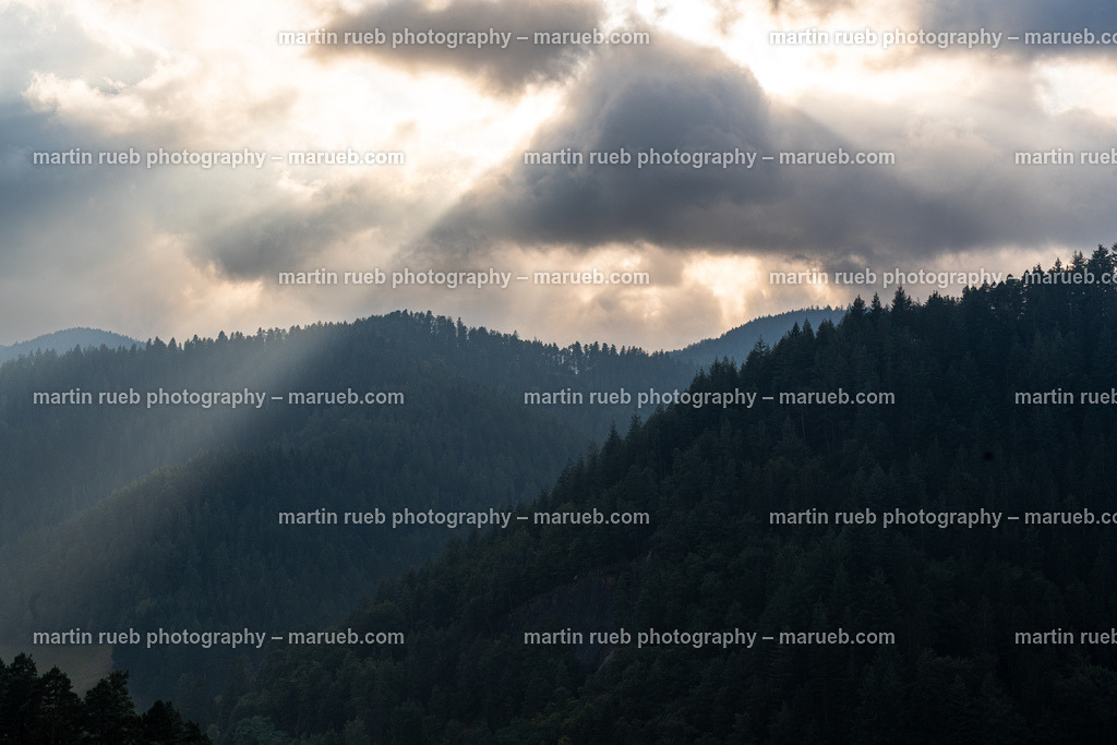 Sun and Clouds | Sunlight breaks through the clouds - Realisiert mit Pictrs.com