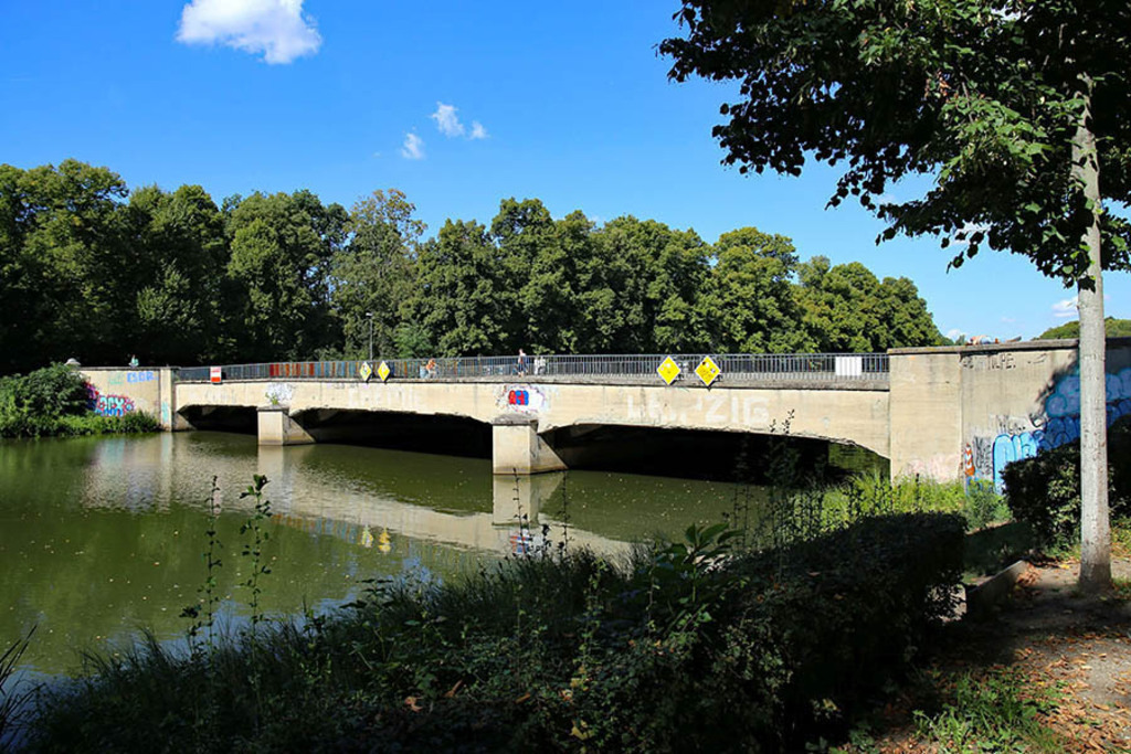 Foto: Leipzig - Sachsenbrücke | Das Team hinter BILDLEXIKON LEIPZIG bündelt historische wie aktuelle Informationen über die Stadt Leipzig in Text und Bild auf einer Plattform und stellt diese der interessierten Öffentlichkeit zur Verfügung.