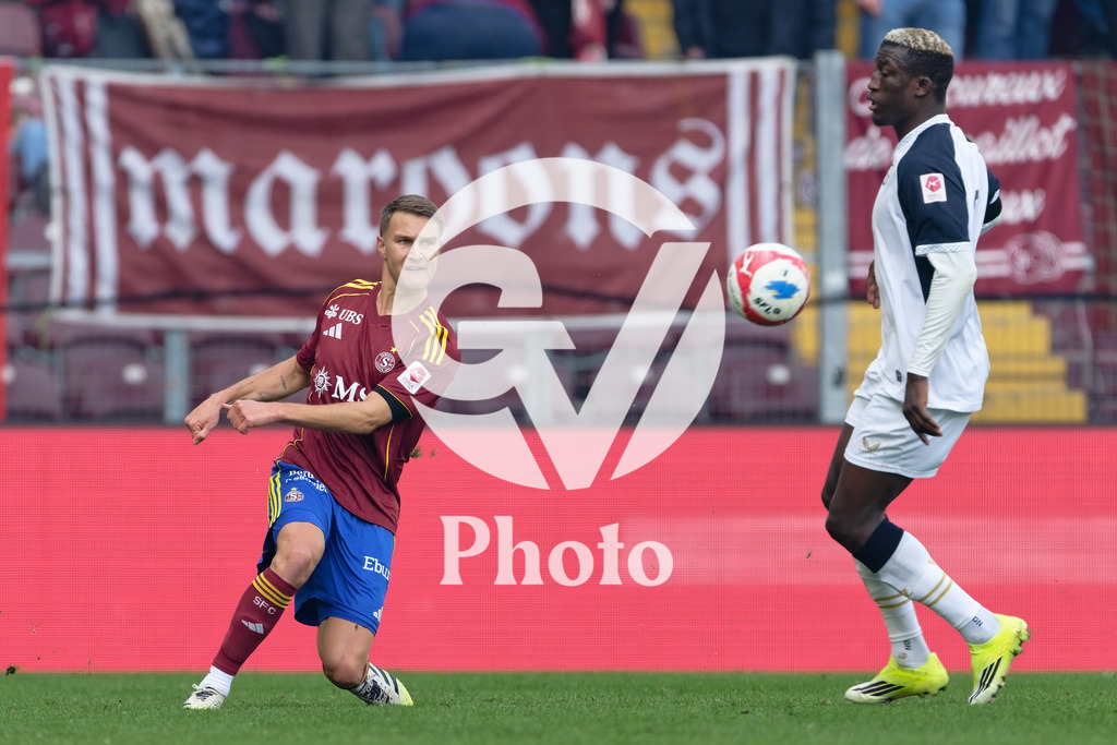 Brack Super League - Servette FC v FC Zurich | Marco Burch (15 Servette FC) shoots the ball (action) under pressure of Philippe Kény (19 FC Zurich)  during the Brack Super League match between Servette FC and FC Zurich at Stade de Geneve in Geneva, Switzerland