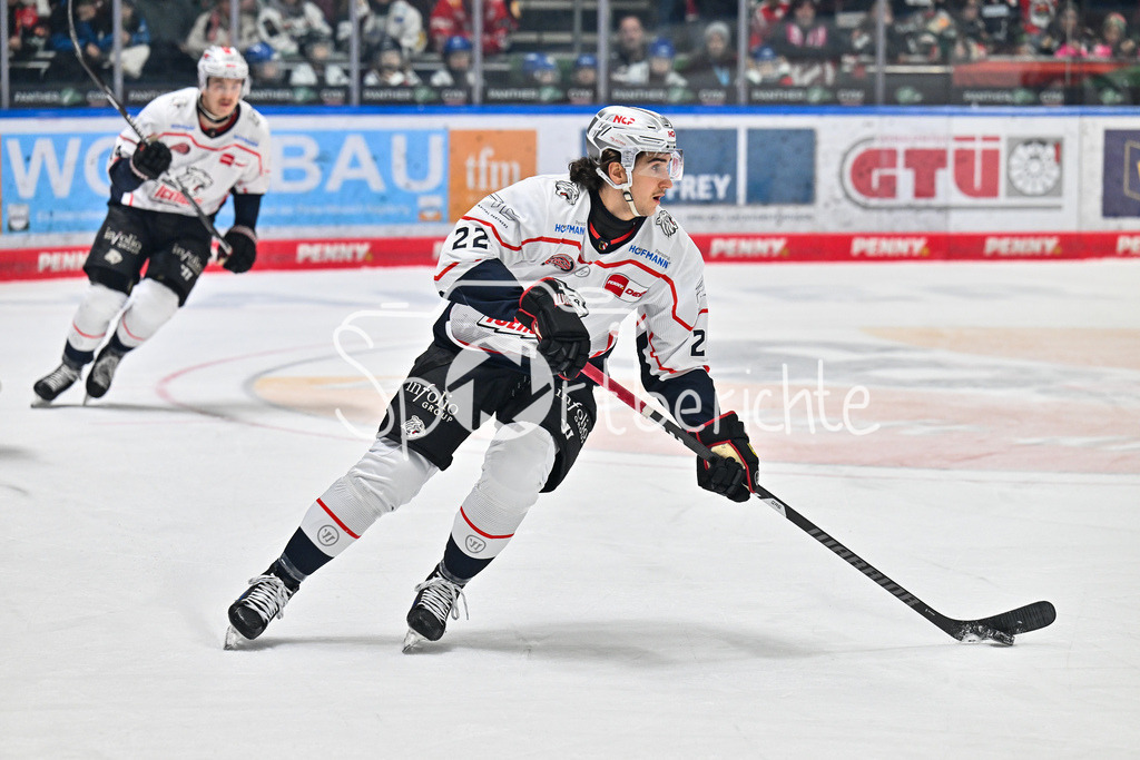 Augsburger Panther - Nürnberg Ice Tigers | AUGSBURG, GERMANY - 28. NOVEMBER: am Puck Timo BAKOS (Nürnberg Ice Tigers 22) beim Ligaspiel zwischen den Augsburger Panthern und den Nürnberg Ice Tigers am 23. Spieltag der Penny DEL im Curt Frenzel Stadion / Einzelfoto / Freisteller