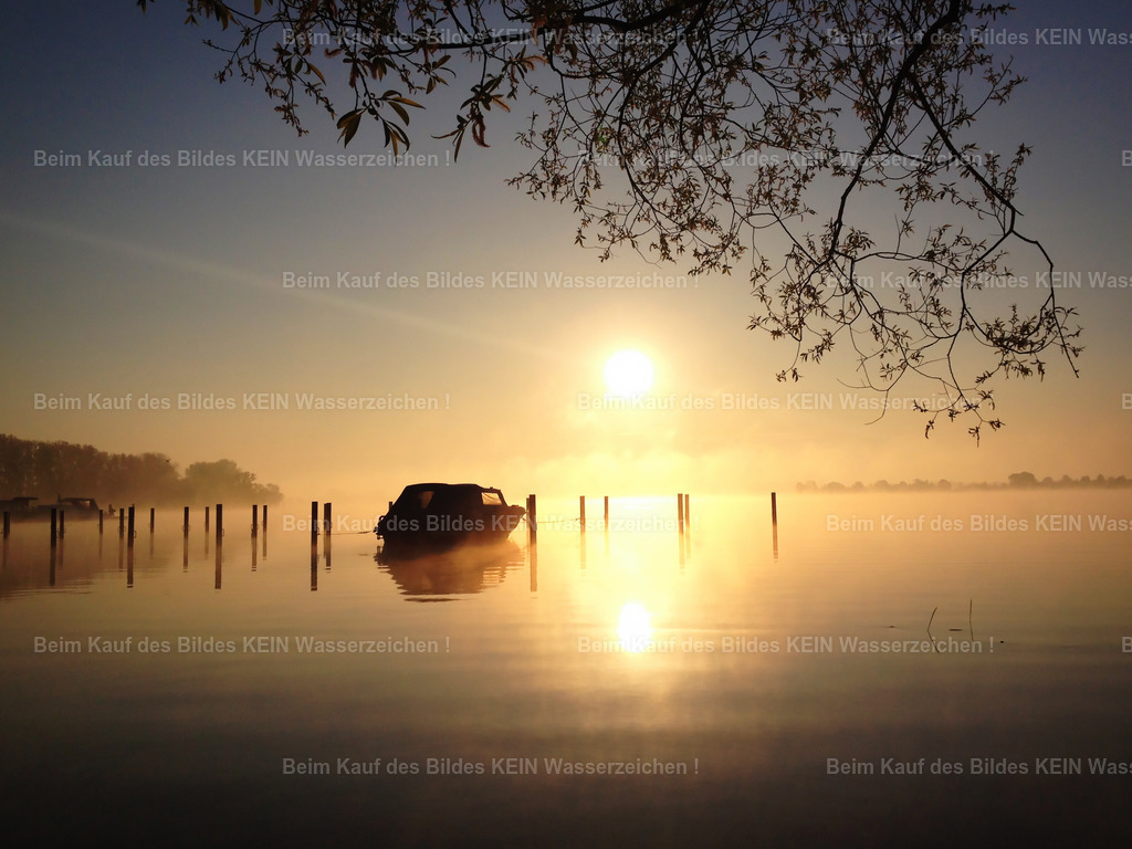 Boot_mit_Sonnenaufgang_am_Plauer_See_5232 | Boot im Sonnenaufgang am Plauer See - Realisiert mit Pictrs.com