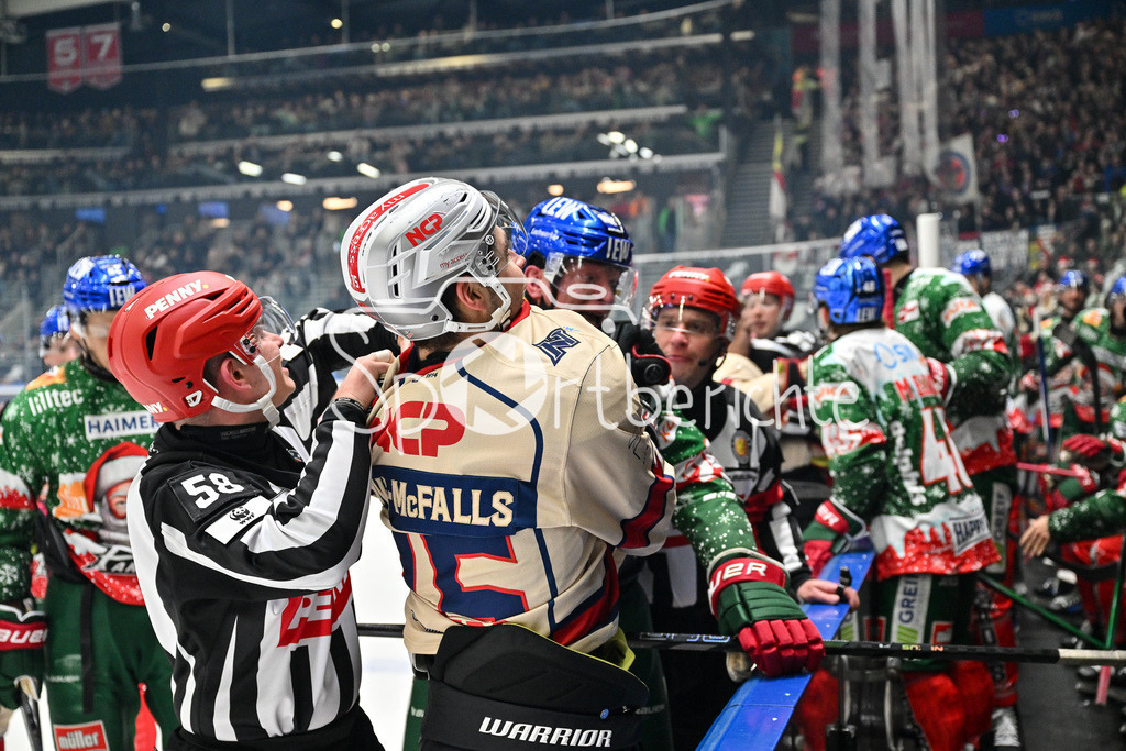 Augsburger Panther - Nürnberg Ice Tigers | Faustkampf zwischen Denis REUL (Augsburger Panther #29) und Samuel DOVE-McFALLS (Nürnberg Ice Tigers #77) / Duell / DEL: Augsburger Panther - Nuernberg Ice Tigers, Curt Frenzel Stadion am 06.12.2024