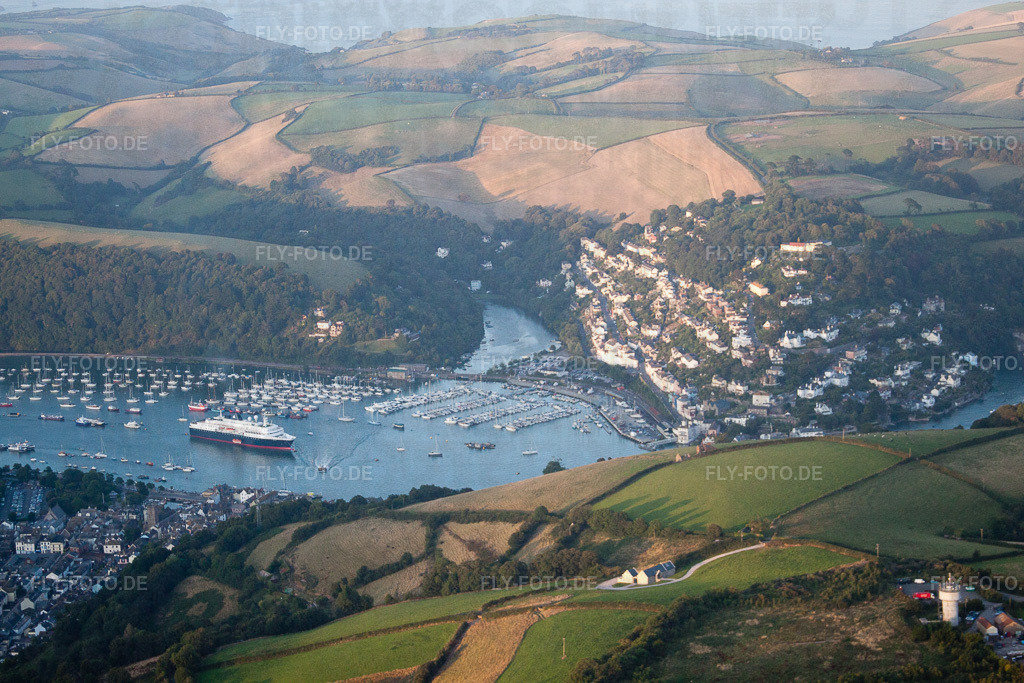 Uferbereiche entlang der Fluß- Mündung des Dart in England | Luftbild: Uferbereiche entlang der Fluß- Mündung des Dart in England in Dartmouth im Bundesland England in Vereinigtes Königreich. Foto: IMG_19844.jpg vom 25.07.2009 durch Werner Riehm/FLY-FOTO.de - Realisiert mit Pictrs.com