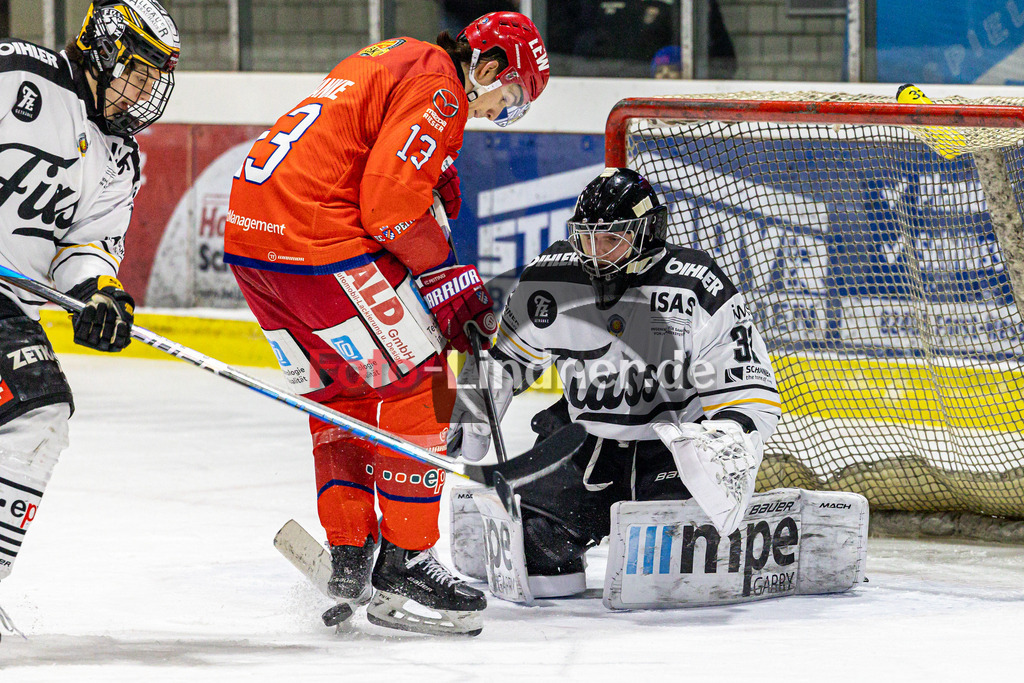 EC Peiting vs EV Füssen | Eishockey Oberliga Süd 2023/2024, EC Peiting vs EV Füssen, 20240112,
Torchance Christian HANKE (ECP 13),
2024-01-12 in Peiting (Eisstadion)
13 Christian HANKE (ECP 13), 32 Clemens WIEDEMANN (EVF Goali 32), 11 Max BLEICHER (EVF 11)
Copyright: WolfgangxLindner foto-lindner.de